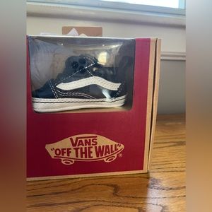 BNWT infant Old Skool Crib vans.